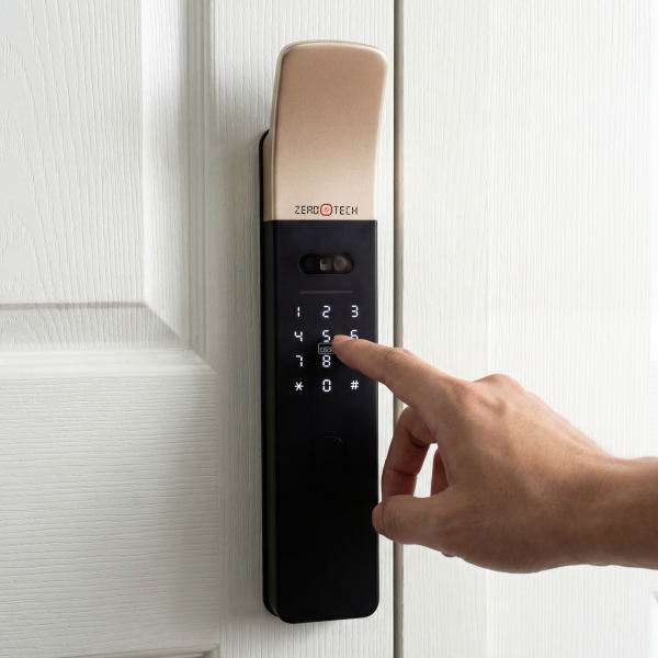 سمارت لوك مزود ببطارية داخلية قابلة للشحن - يعمل ببصمة الوجه وبصمة الاصابع و الكارت والباسورد و الموبايل ابليكشن - يعمل على جميع الابواب الخشب والمعندن - شكل ديكوري - يسع الى 250 مستخدم